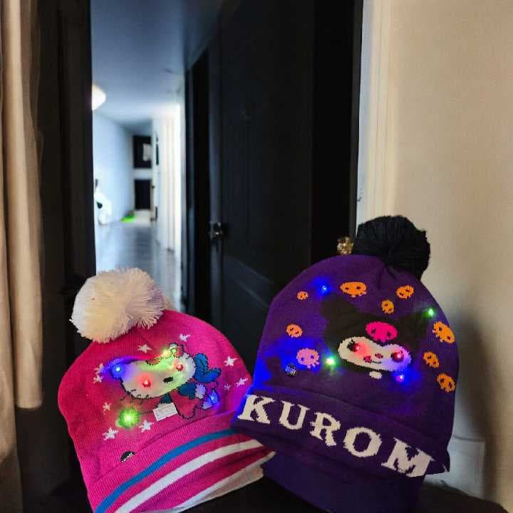 gorro kuromi o hello kitty con luz led